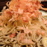亀蔵 - 越前蕎麦はおろしと鰹節をぶっかけて食べます。