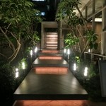 レフェルヴェソンス - このエントランスを抜けて店内へ★