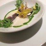 レフェルヴェソンス - 北から秋刀魚を軽く炙ってそのウルカとジャガイモのソテー、ニンニクのスープと菊の葉、松茸★