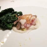 レフェルヴェソンス - 上にのっているホウレン草を移動すると★秋と土～甘鯛をサッと焼いて里芋のピュレと黒トリュフの香り、カーボロネロ、鱗のクリスプ、百合根、柚子★