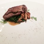 レフェルヴェソンス - 炎～フランス・ヴァンデ産仔鳩の薪ロティとその内臓のジュ、根セロリのピュレ、ホウレン草とジロール茸、のこぎり草と野生の胡椒★