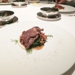 レフェルヴェソンス - 炎～フランス・ヴァンデ産仔鳩の薪ロティとその内臓のジュ、根セロリのピュレ、ホウレン草とジロール茸、のこぎり草と野生の胡椒★