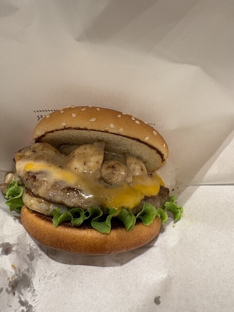 秋の味覚マッシュルームチーズバーガーを堪能』by YS6778