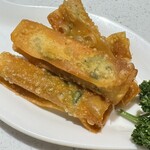 本格中華・北京ダック専門店 北京カォヤーテン - 海老の春巻きー大葉が巻かれていて、さっぱり