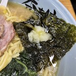 秀吉家 - のりでニンニクをガードする事によりスープにニンニクが溶けない。