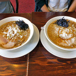 Ramemmasaru - 玉ねぎ中華（背脂普通；左）＆ 玉ねぎ中華（大油）