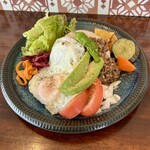 バルバルキッチンアメリ - ランチ：野菜たっぷりタコライス(¥1,400)
      牛挽肉がこれでもか！と大量に乗って抜群の美味！