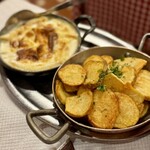 319323581 - これ、付け合わせ(^^)
                        奥のペンネグラタンでさえ、塩味の優しいベシャメルで、あくまで付け合わせとしての存在感。
                        「注文少な過ぎた？」かと思いましたが、この付け合わせ達で、お腹もしっかり満足（笑）