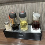 手打らーめん満月 - 卓上調味料類