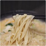 手打らーめん満月 - 独特な重さのある自家製麺