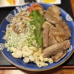 ホルモン栄楽 - お野菜もたっぷりなのが、ありがたい。