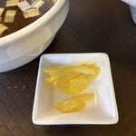 めん処 きよ洲 - 味変用の柚子皮が苦味と柑橘のさわやかさで美味しい！