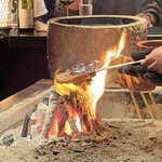 たでの葉 - 鹿ロース肉、仕上げにタレを付けて焼いてます！