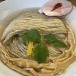 めん処 きよ洲 - トロトロの貝汁昆布水が旨い！ふすま入り麺がキレイに畳まれてめす。