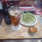 キッチン あずま - 黒ホッピー、千切りキャベツ、柿ピー（サービス）