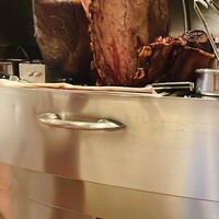 ロウリーズ・ザ・プライムリブ 大阪 - 肉の塊です。8キロあるらしいです
