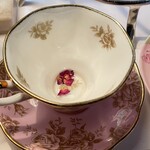 カフェRosa薔薇館 - カップにバラの花びら
