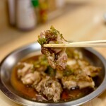 高直 - カワ目はパリッと、肉はしっとりと焼き上げています。特製の酢醤油を豪快にかけてお召し上がりください！