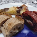 パリアッシュ - カットした蜂蜜の誘惑(左)、混沌(右)、栗のプレサンヌ(奥)