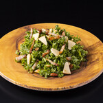 羽衣甘蓝、苹果、培根、烟熏坚果沙拉