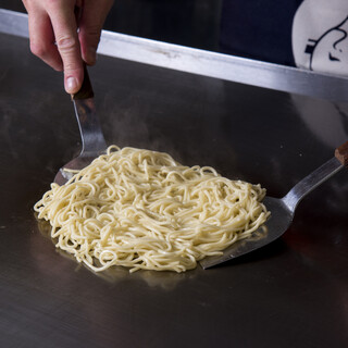 生麺のもちもち食感◆選べるうどんとそばで楽しむお好み焼き