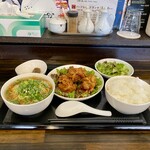 四川料理 心 - Wランチ
                                ハーフ＆ハーフ ランチ 1400円
                                ハーフ鶏の唐揚げ薬味ソースかけ ハーフ醤油ラーメン
                                
                                