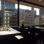 カーン・ケバブ・ビリヤニ - ６階の窓からビルのジャングルが見られます