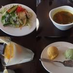 カーン・ケバブ・ビリヤニ - 最初に出てきたサラダ、スパイスが利いたスープ、マンゴーラッシー、食後のアイス