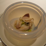 エクアトゥール - アミューズ：銀杏エクラゼとハマグリ、パセリとニンニク風味のオリーブ・オイルで、モンテしたハマグリ出汁