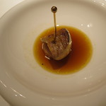 エクアトゥール - 前菜：フォアグラの炭火焼と京芋（海老芋）のコンソメスープ