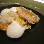 エクアトゥール - 魚料理：甘鯛の鱗焼き、甲殻類のソースとインカの目覚めのリゾット、キャトル・エピスの香り