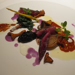 エクアトゥール - 肉料理：青首鴨の炭火焼き、濃縮フォン・ド・ヴォーとフォアグラのソース