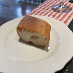 ビストロミモザ - パン。おかわりもってきてくれるよー