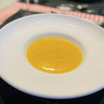 ビストロミモザ - カボチャのスープ。セージオイル垂らしてる