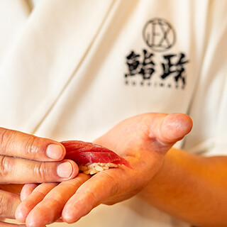 鮨政 - 料理写真:寿司を握る