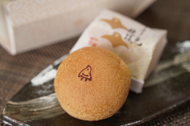 Sucre 砂糖・Chicoree チコレ・Cafe カフェ 夏にぴったりのふわっと軽いチーズケーキ 削り黒糖との相性の