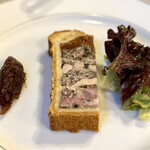 319357122 - コンクールで優勝したことがあるという、パテ・アンクルート。
                      様々な食材を使いながら、特段に主張するモノがある訳ではなく、一体感が大事にされているようなパテ。
                      玉ねぎのチャツネが深みをくれて、美味♪