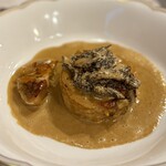 319357131 - ブレス鶏じゃなかったのは残念ですが、コクのあるクリームソースとの相性は、完全に期待通り♪
                      この季節にモリーユ茸は珍しいですね。