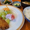 デリーラ - 選べる定食《とんかつ》(税込700円)
①とんかつ【揚げ立て】2個②野菜サラダ(萵苣&千切り甘藍&針人参&蕃加&薄切り胡瓜)③小松菜と竹輪の焚き物④白ご飯⑤お味噌汁⑥お漬け物(浅漬け胡瓜&浅漬け大根)