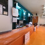 デリーラ - 店内は白い天井、磨りガラス張り壁&白壁、白いタイル貼り床、コンパクトで清潔感のある空間
BGM代わりにTV音声が流れています
お席はカウンター6席、テーブル4席×1卓の合計10席