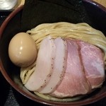 麺屋一燈 - トッピング。鶏チャーシューはさっぱり。豚チャーシューは濃厚なうまみが凝縮されている。真空低温調理という製法らしい。