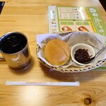 コメダ珈琲店 - 料理写真:行かないうちに、トースト以外の
モーニングのパンの種類が増えたんだなあ

なので

●アイスコーヒー（モーニングサービス付き）520円
⑥ローブパン（コメダ特製おぐらあん）

を注文してみた