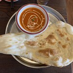 アジアンレストラン サラティー - プレートからはみ出すナン