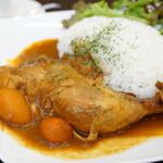 Lunch Set 骨付きチキンカレー ドリンク付 大盛りサービス無料 (920円)