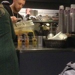 JOE & THE JUICE - カウンターで３種類のジュースをサーブ中・・予想外なパーフォマンスはかっこ良かったわ！