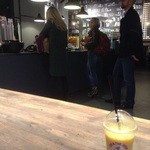 JOE & THE JUICE - 次々とポップでファンキーな店内にお客さんが入ってきますよ〜自分の座った席より