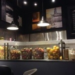 JOE & THE JUICE - 使用する果物はカウンターに陳列しています
