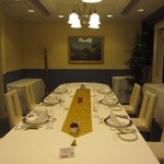 個室。外に面して大きな窓・内側の壁にもガラスを使用して、開放的な空間になっています。広さも充分で、ゆったりと過ごせます。