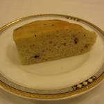 ヴァンセーヌ - オリーブのパン。バターも添えられます。このパン、美味しかったなぁ。