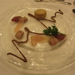 ヴァンセーヌ - ５８００円コースの２つめの前菜。フォアグラのマカロンに、プルーンのソース。生ハムやパテを添えて。